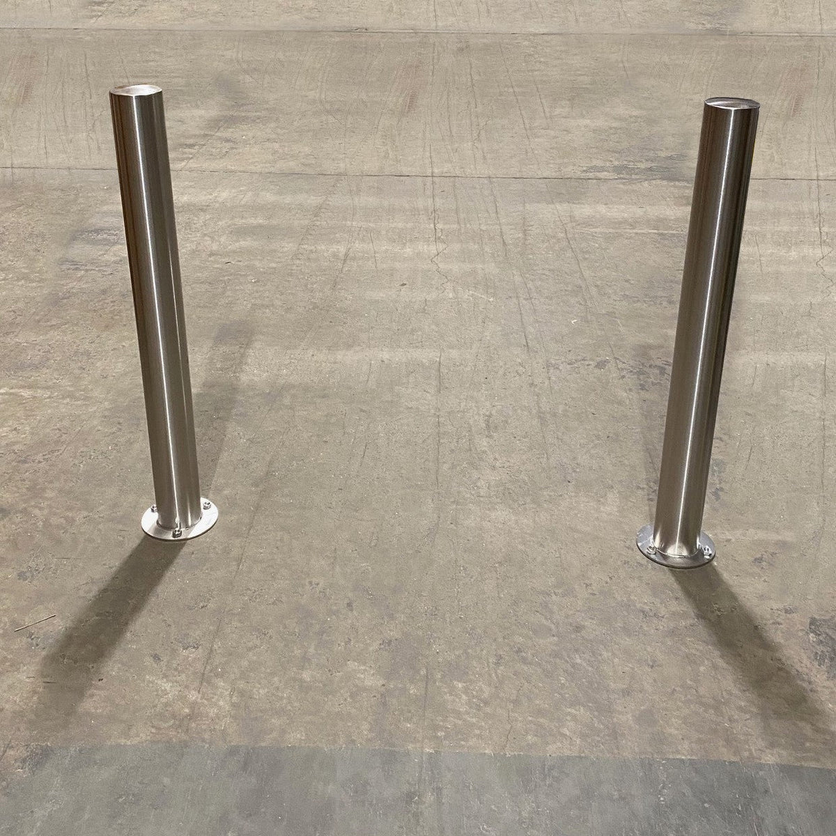 Rosy Brown Plain Round Stainless Steel Security Bollard – 1000 mm Above Ground (Ø 48–204 mm)