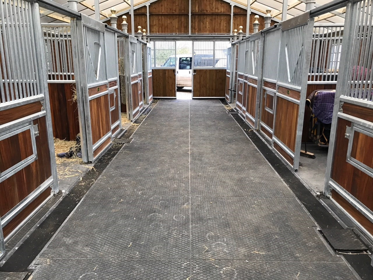 Dim Gray Heavy Duty Rubber Stable Matting – Reversible, High Profile Bubble & Ribbed Patterns, Insulating & Cushioning for Horses, Easy to Clean, Durable Rubber